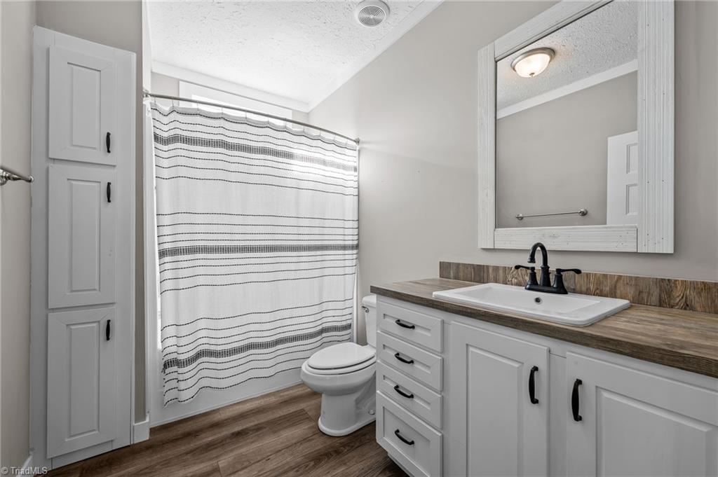 4100 Presbyterian Road Greensboro, NC 27406 - Photo 17 of 40 Hallway Full Bath