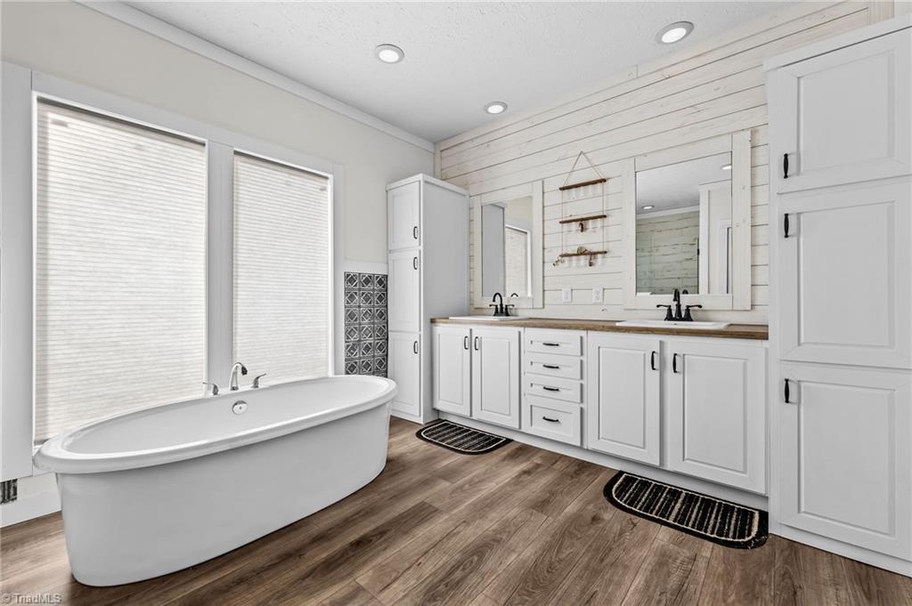 4100 Presbyterian Road Greensboro, NC 27406 - Photo 24 of 40 Stand Alone Tub