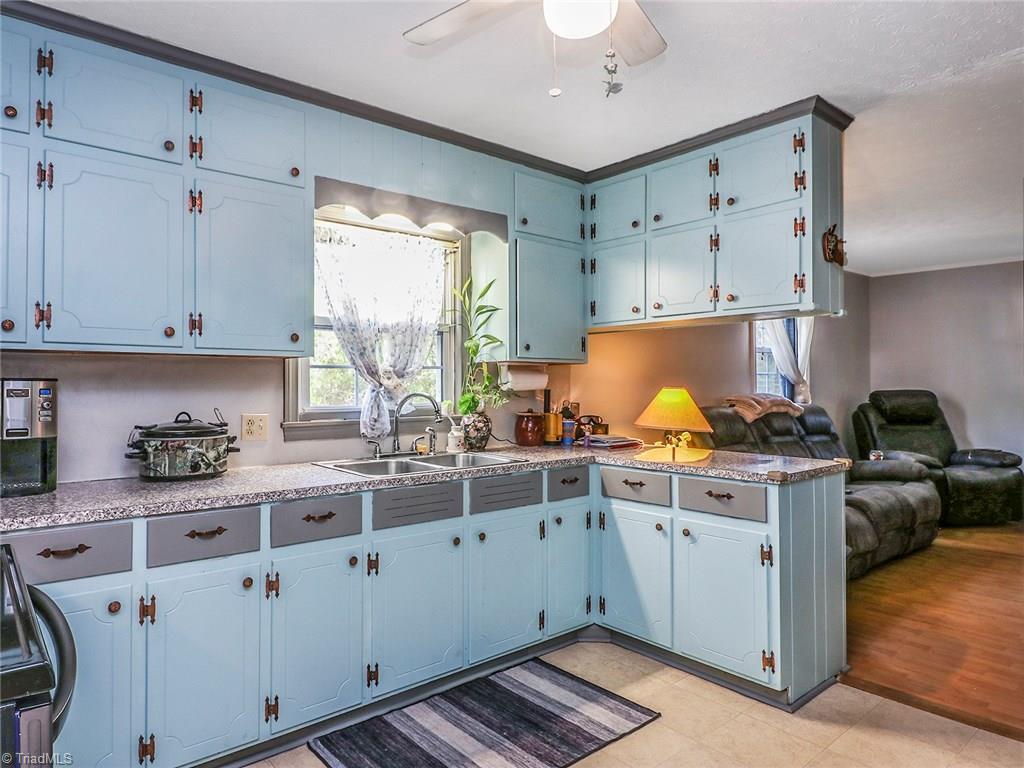1624 Pecan Road Reidsville, NC 27320 - Photo 9 of 29 Kitchen