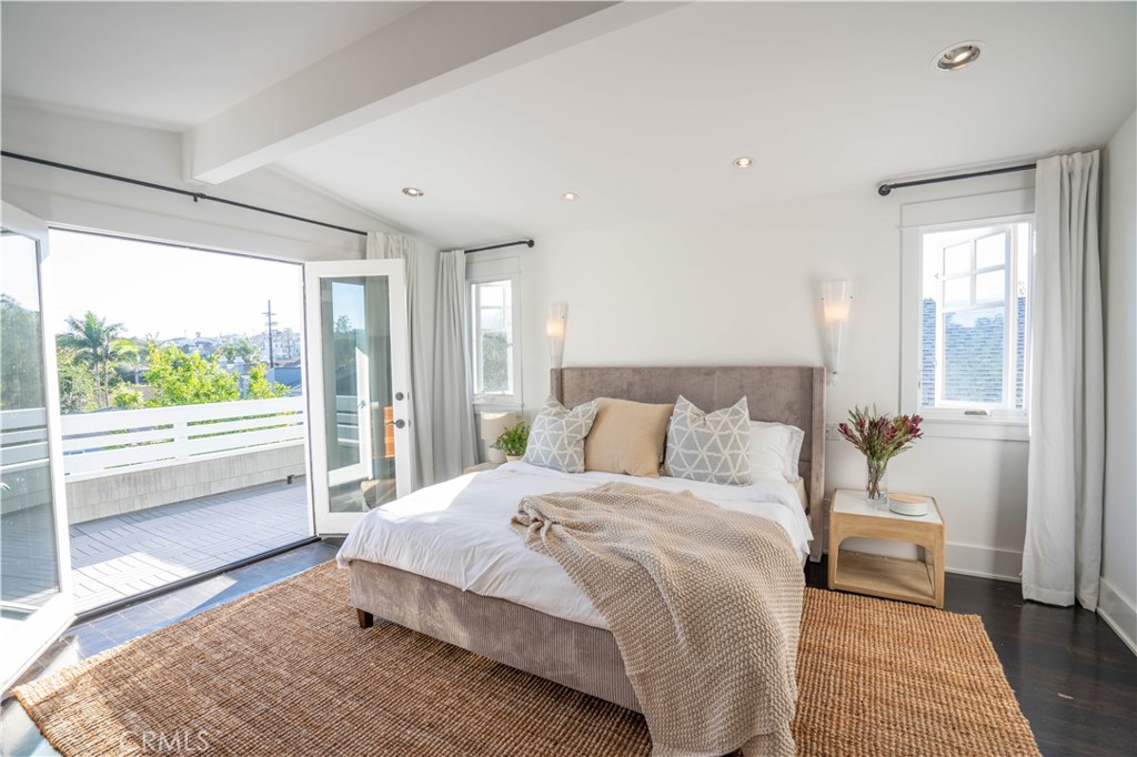 562 24th Place Hermosa Beach, CA 90254 - Photo 19 of 75 a bedroom with a large bed and a large window