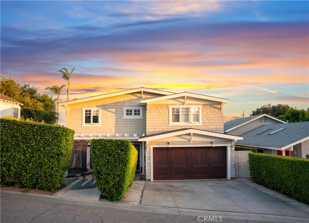 562 24th Place Hermosa Beach, CA 90254 - Photo 2 of 75 a front view of a house with garden