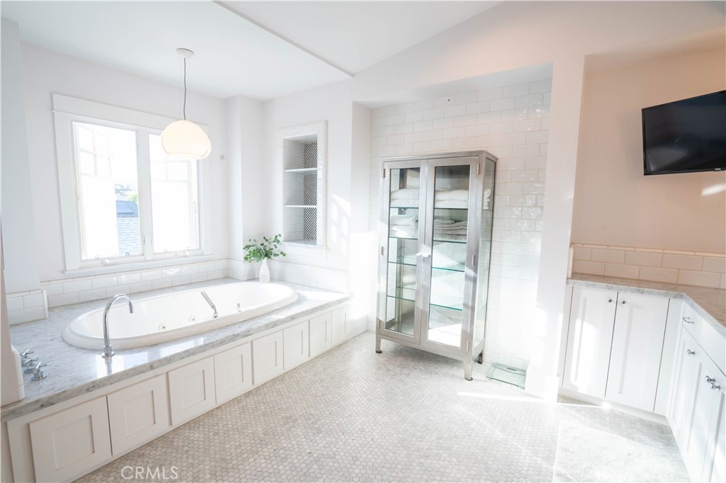 562 24th Place Hermosa Beach, CA 90254 - Photo 23 of 75 a spacious bathroom with a tub double sink and a mirror