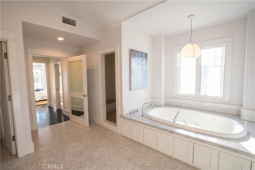 562 24th Place Hermosa Beach, CA 90254 - Photo 27 of 75 a spacious bathroom with a tub sink and mirror