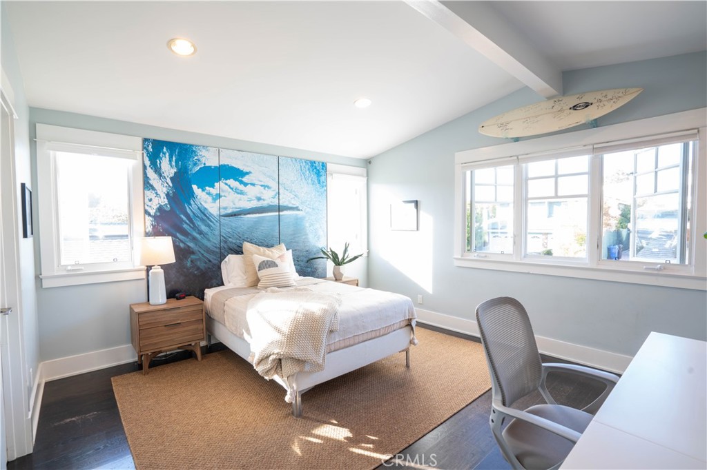 562 24th Place Hermosa Beach, CA 90254 - Photo 29 of 75 a bedroom with a bed and a window