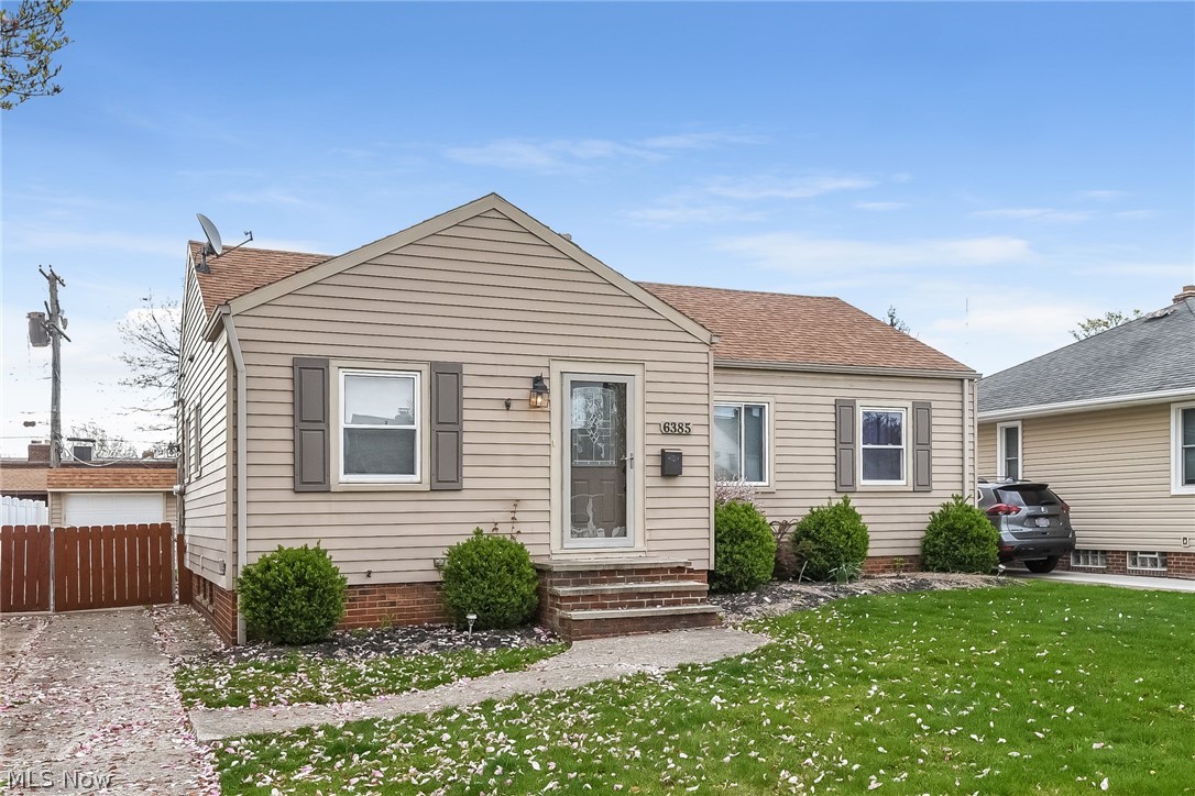 6385 Stanbury Road Parma, OH 44129 - Photo 4 of 35
