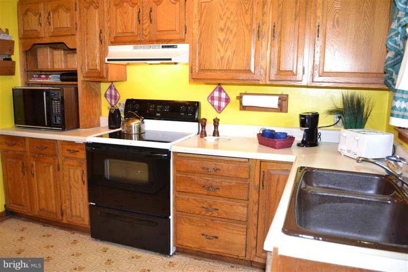 727 Medway Road Hagerstown, MD 21740 - Photo 6 of 30 Kitchen with Oak Cabinetry