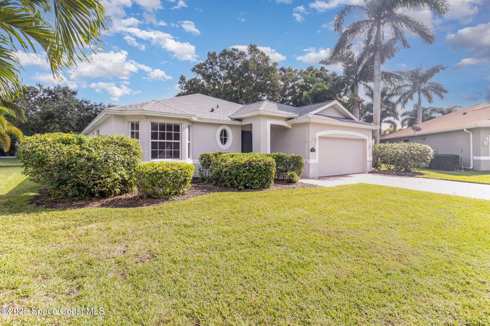 652 Hatteras Court Southwest Vero Beach, FL 32968 - Photo 2 of 48 a front view of a house with a garden