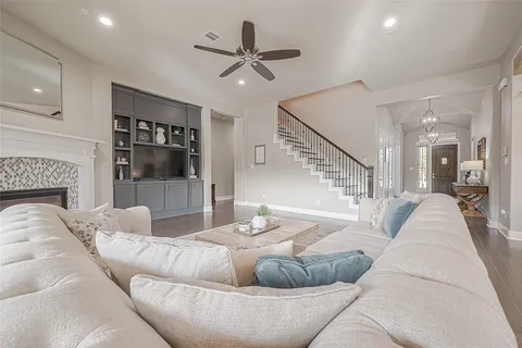 $975,000 | 30 Argosy Bend Place, Tomball, TX 77375