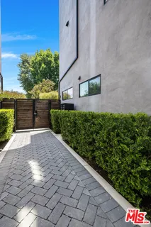$1,599,000 | 4425 North Studio Place, Studio City, CA 91602