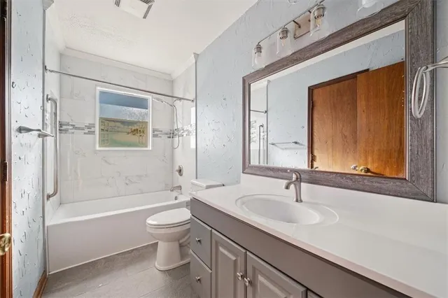 $240,000 | 200 West Meriwood Lane, Edgerton, KS 66021