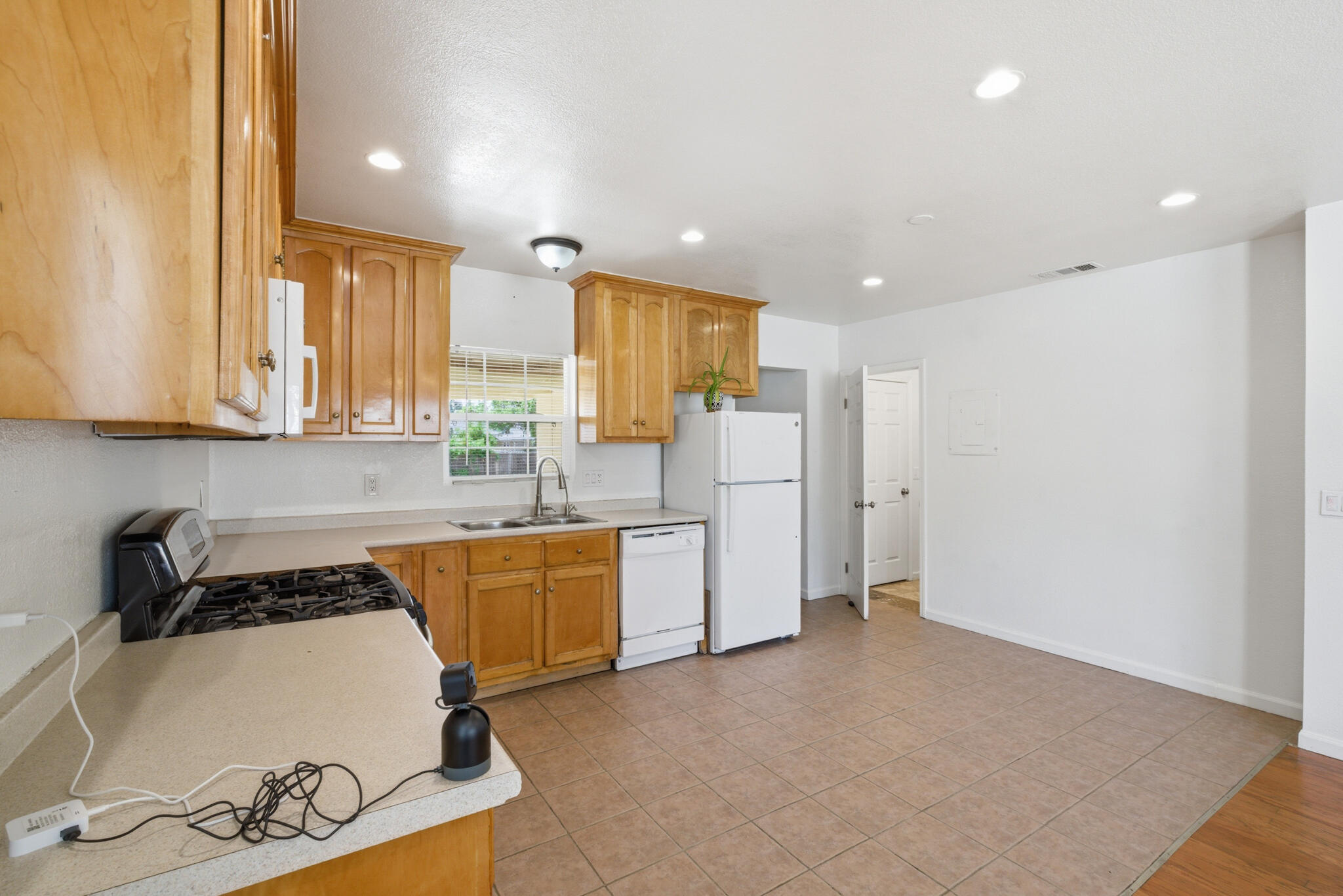 723 South Locust Street Visalia, CA 93277 - Photo 8 of 27