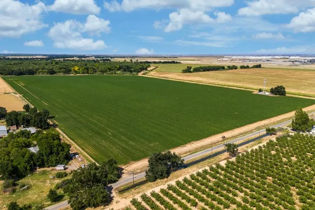 a view of a tennis court