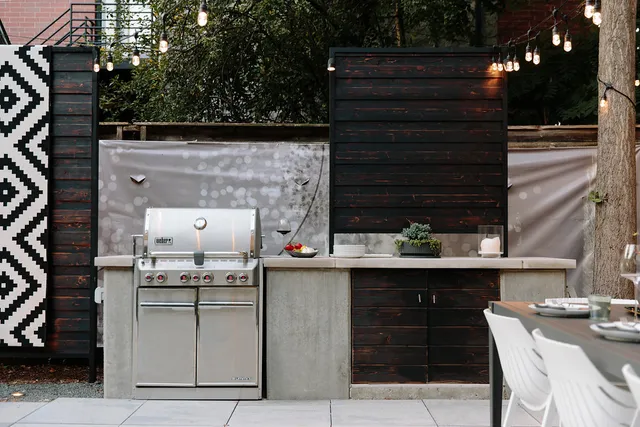 a picture of a bench in front of door