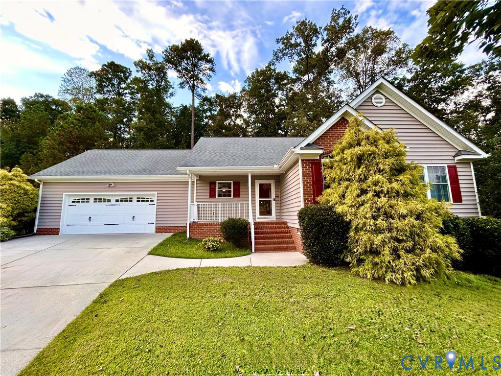 a view of a house with a yard