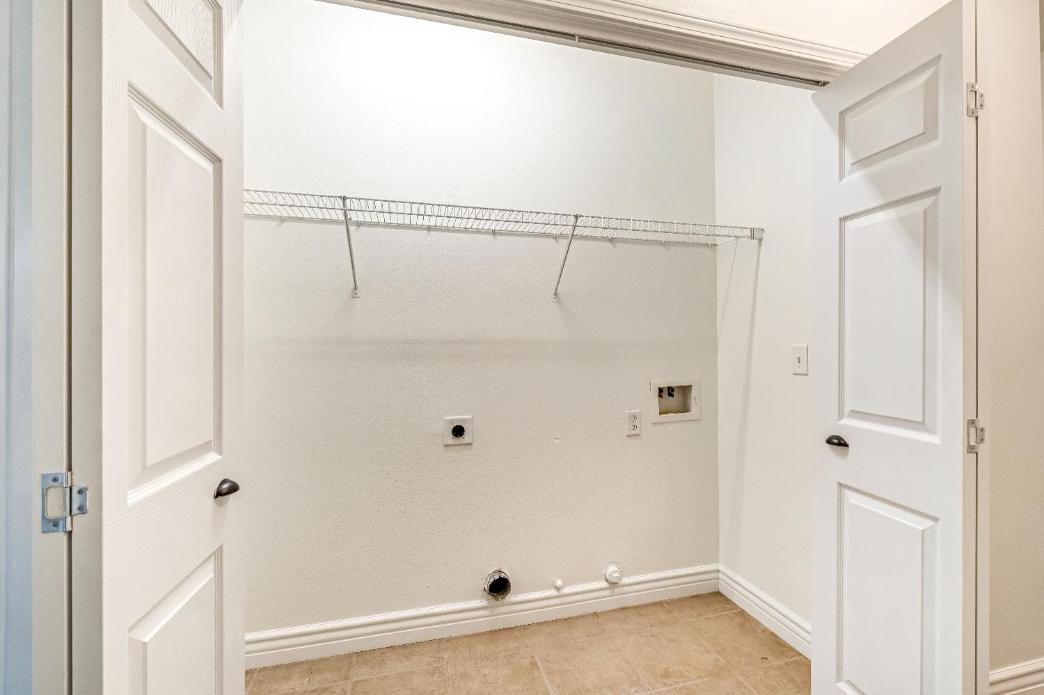 1571 Lemon Avenue Madera, CA 93637 - Photo 20 of 38 a view of a small space