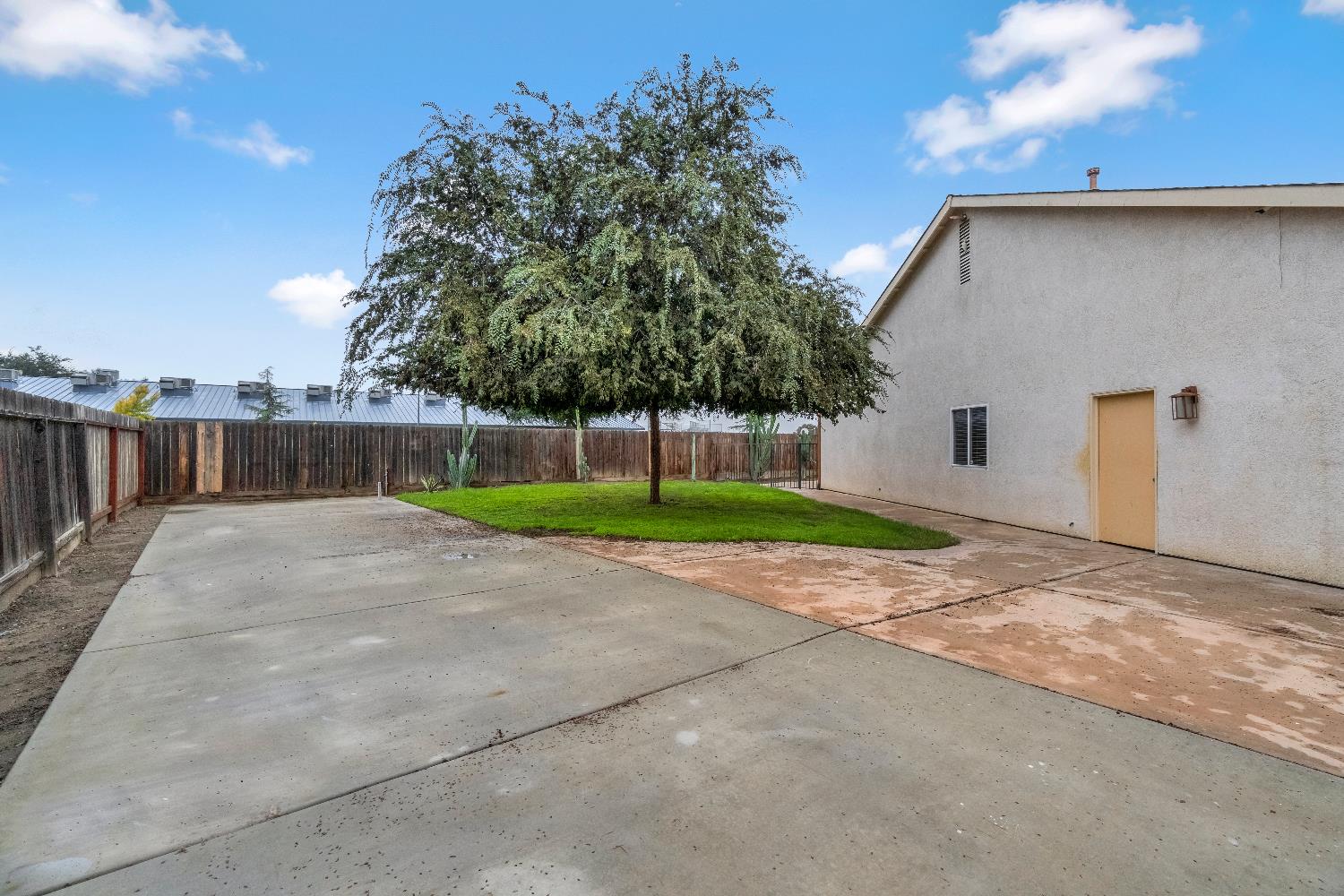 1571 Lemon Avenue Madera, CA 93637 - Photo 30 of 38 a view of a backyard with wooden fence