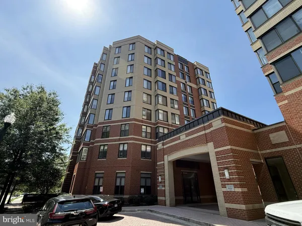$475,000 | 2220 Fairfax Drive, Unit 801, Arlington, VA 22201