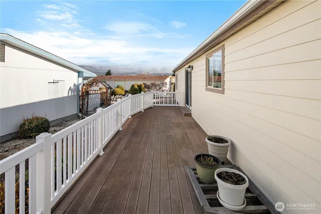 a view of a house with backyard