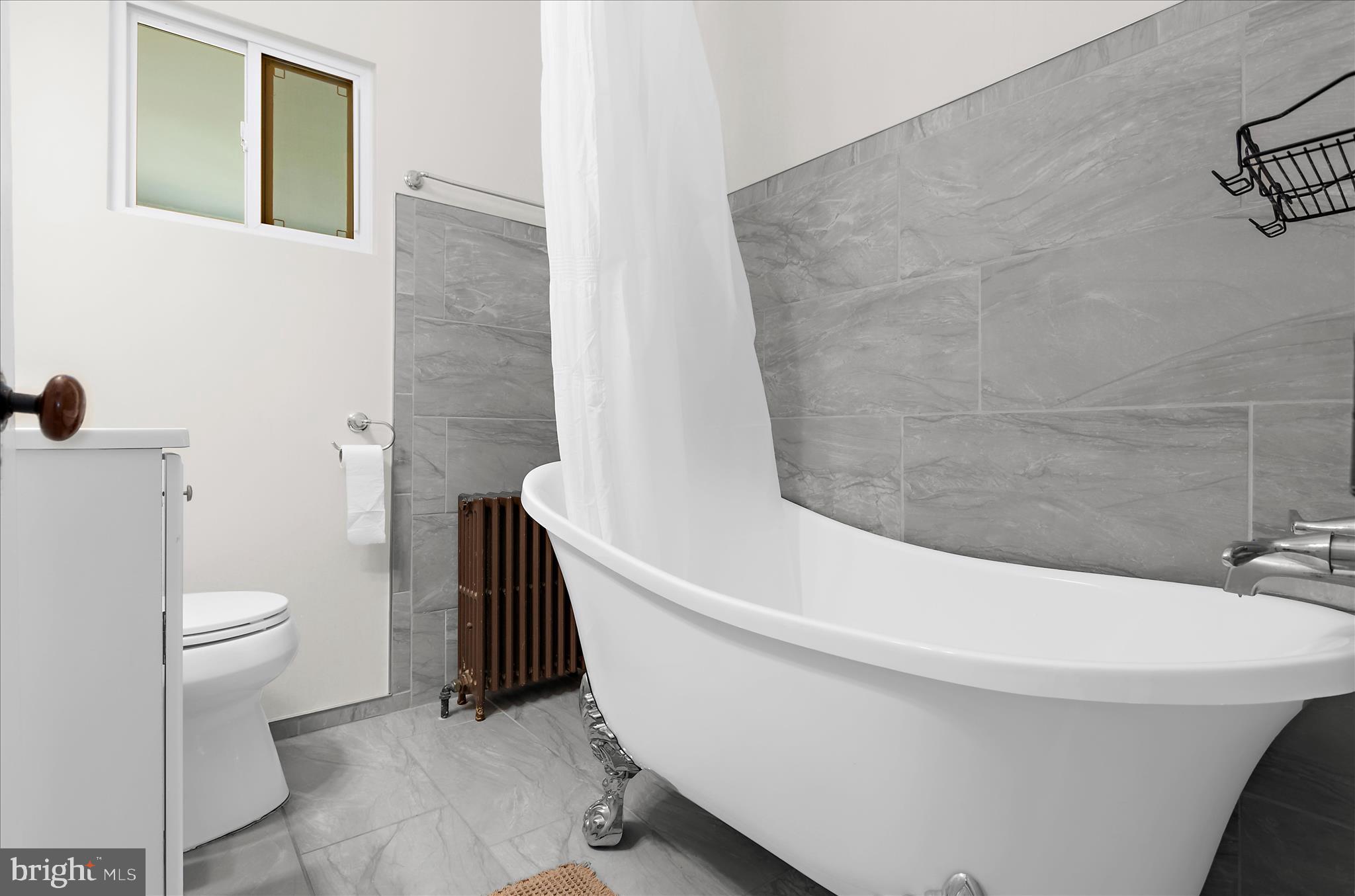 222 Wanda Road Pasadena, MD 21122 - Photo 22 of 34 a bathroom with a toilet and a bathtub