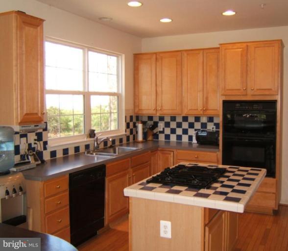 13601 Royal Court Laurel, MD 20708 - Photo 10 of 21 Kitchen
