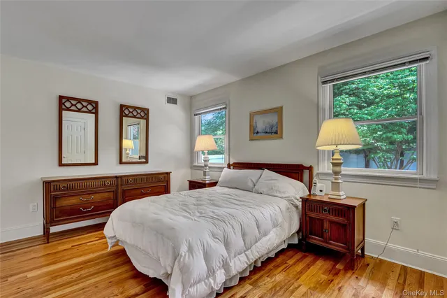 $978,500 | 17 Singworth Street, Oyster Bay, NY 11771