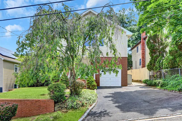 a view of a yard with a house