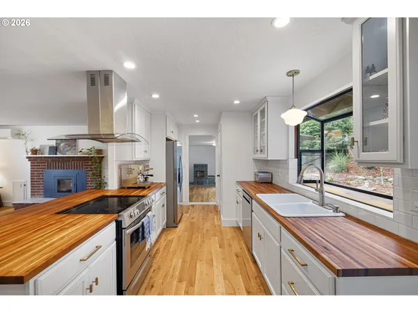 $595,000 | 4680 West Hillside Drive, Eugene, OR 97405
