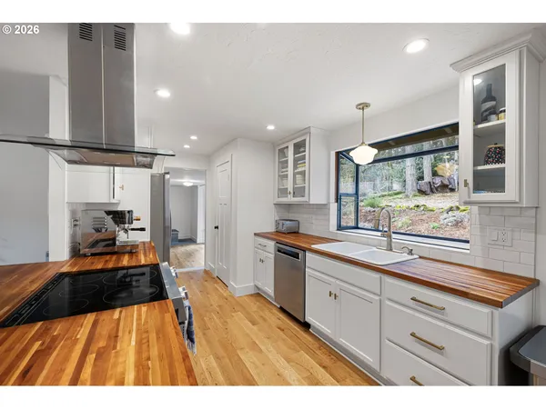 $595,000 | 4680 West Hillside Drive, Eugene, OR 97405