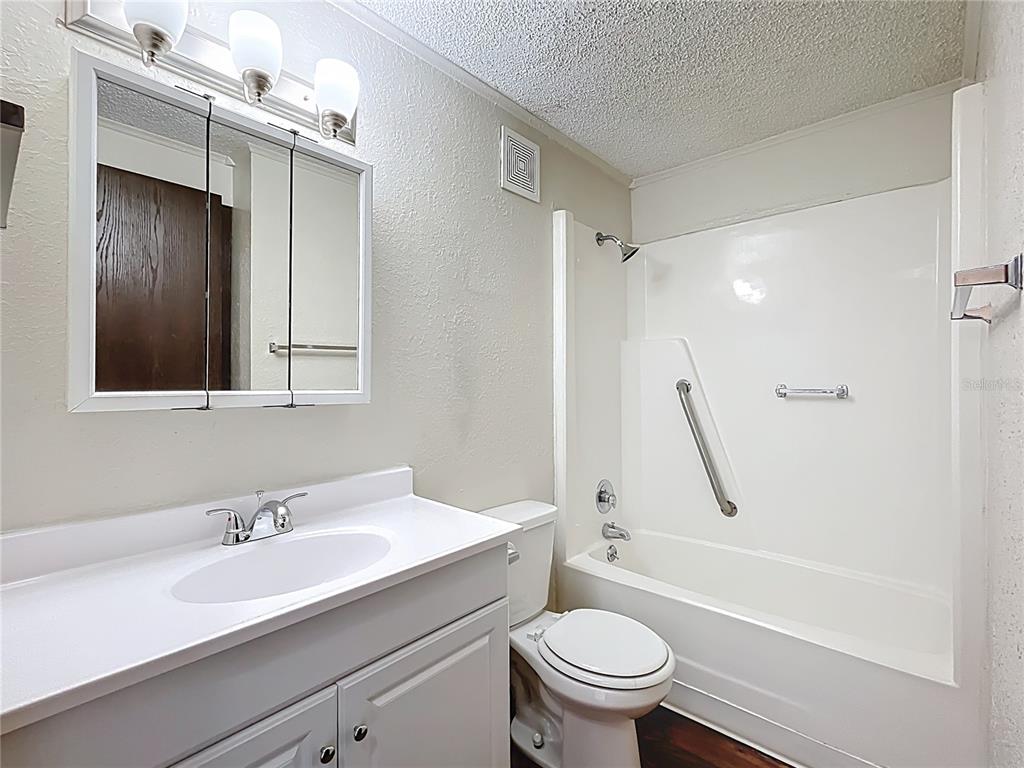 611 Mt Homer Road Eustis, FL 32726 - Photo 16 of 20 a bathroom with a sink toilet and a bathtub