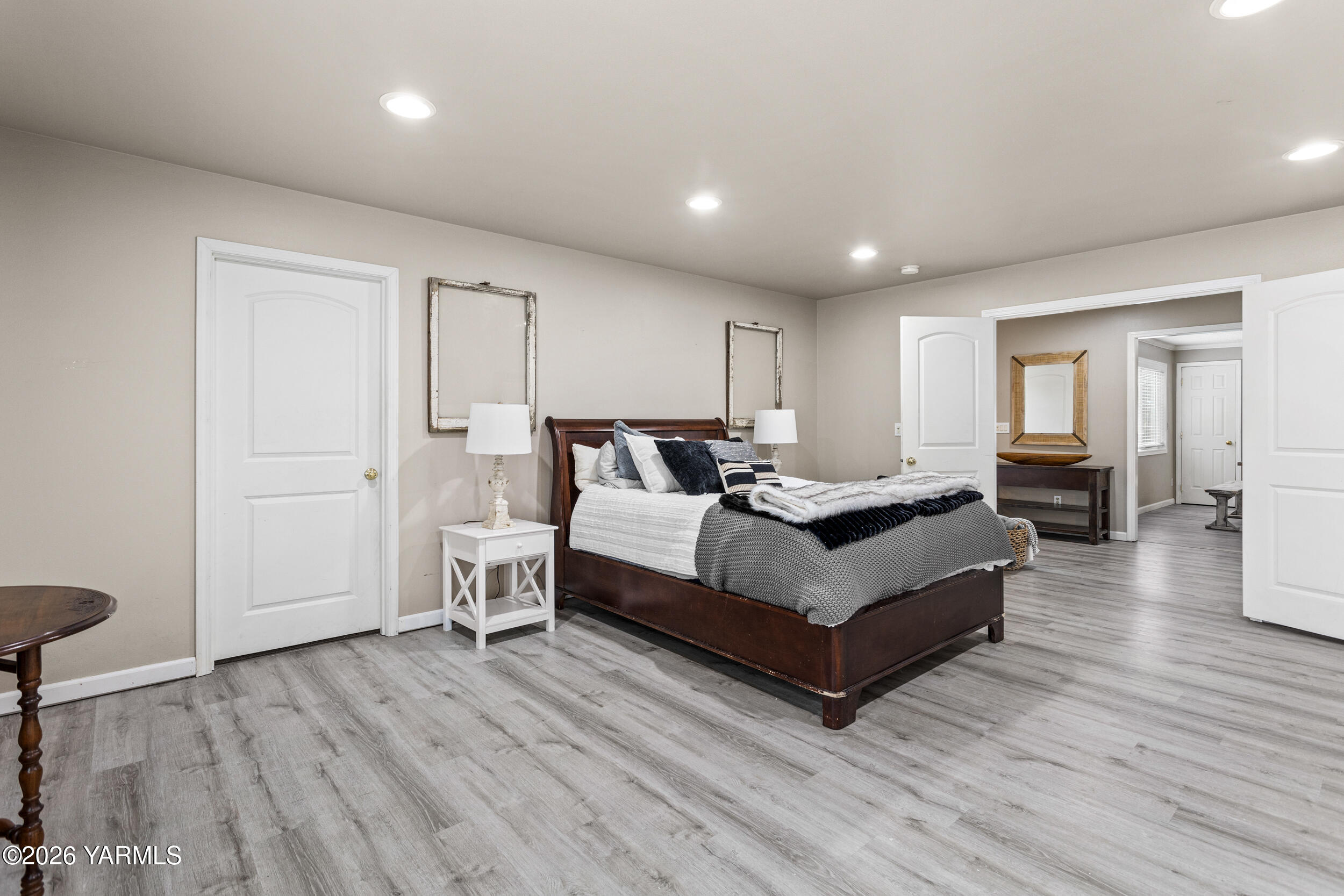 2121 Pleasant Hill Road Selah, WA 98942 - Photo 19 of 38 a spacious bedroom with a bed and a table