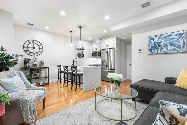 $3,900 | 176 West Seventh Street, Unit 2, Boston, MA 02127