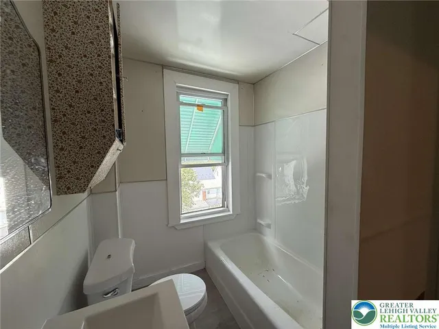 $925 | 145-146 East Center Street, Unit 2, Nesquehoning, PA 18240