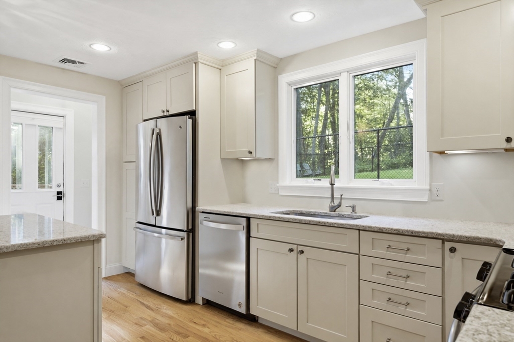10 Mayflower Path Wayland, MA 01778 - Photo 5 of 33