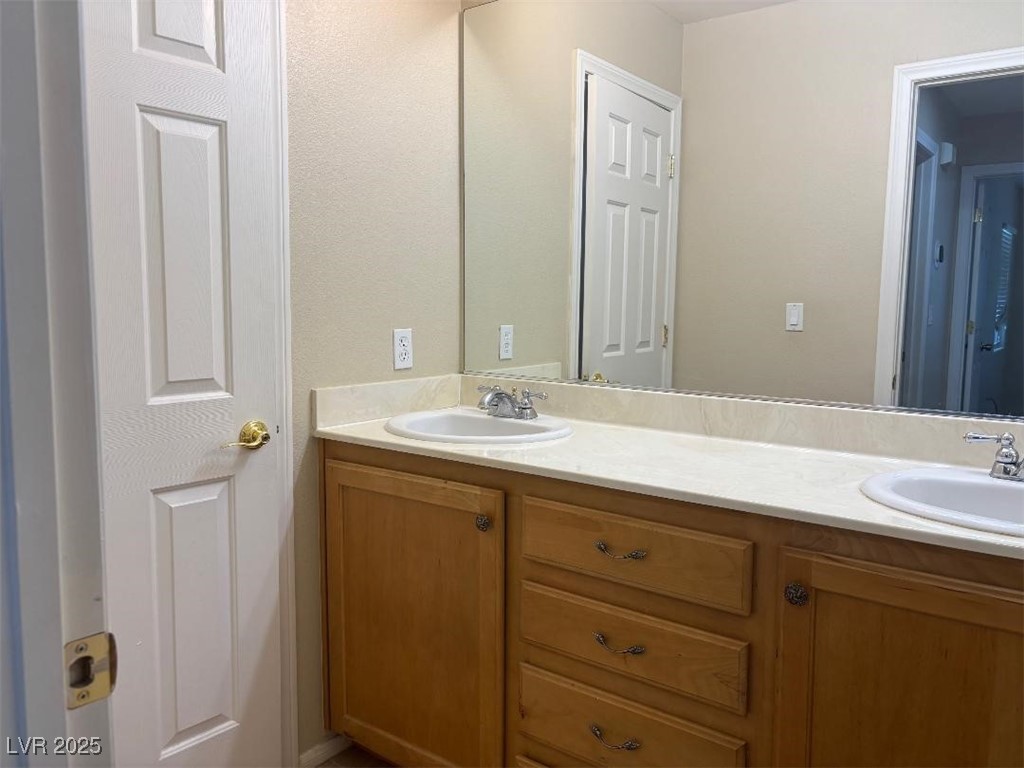 8690 West Diamond Sand Avenue Las Vegas, NV 89178 - Photo 16 of 25 Bathroom 2 with double vanity (Second floor)
