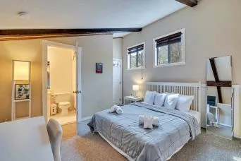 a view of livingroom with furniture and windows