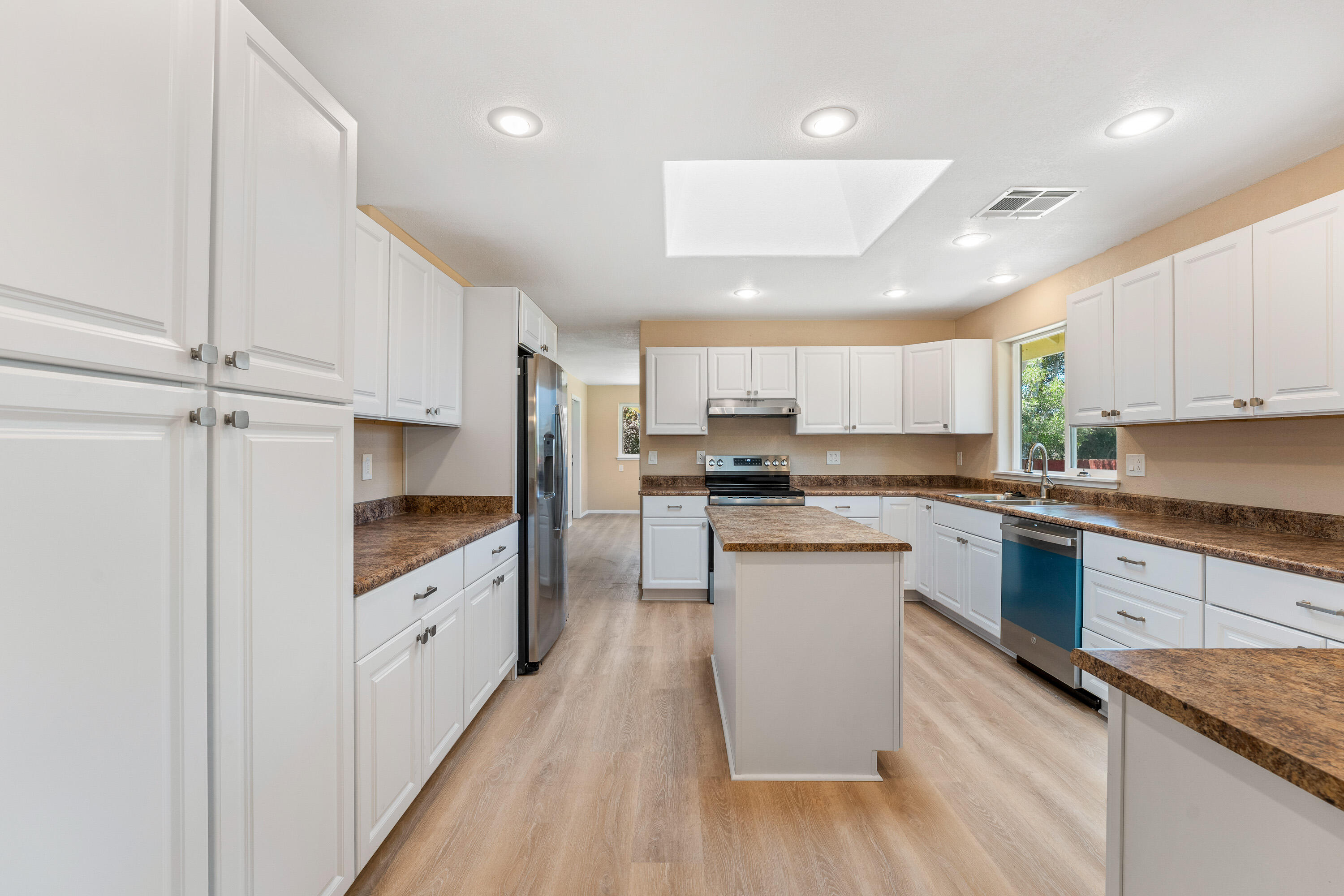 1692 Leonard Road Grants Pass, OR 97527 - Photo 9 of 36 Kitchen