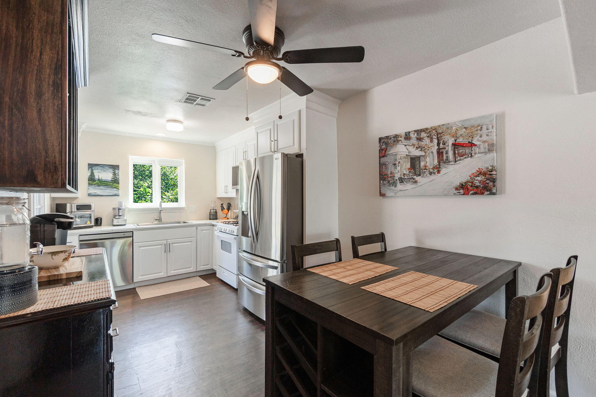 3923 Meteor Street Redding, CA 96002 - Photo 8 of 31 Kitchen & Dining Area