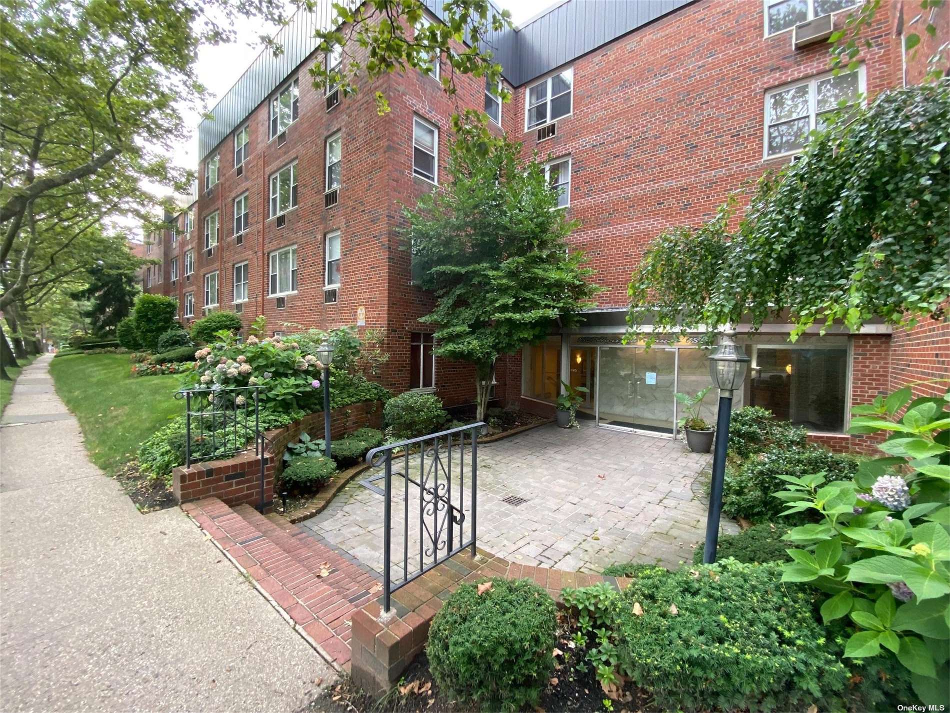 185 South Middle Neck Road, Unit 3K Great Neck, NY 11021 - Photo 1 of 1 Gallery Image 1