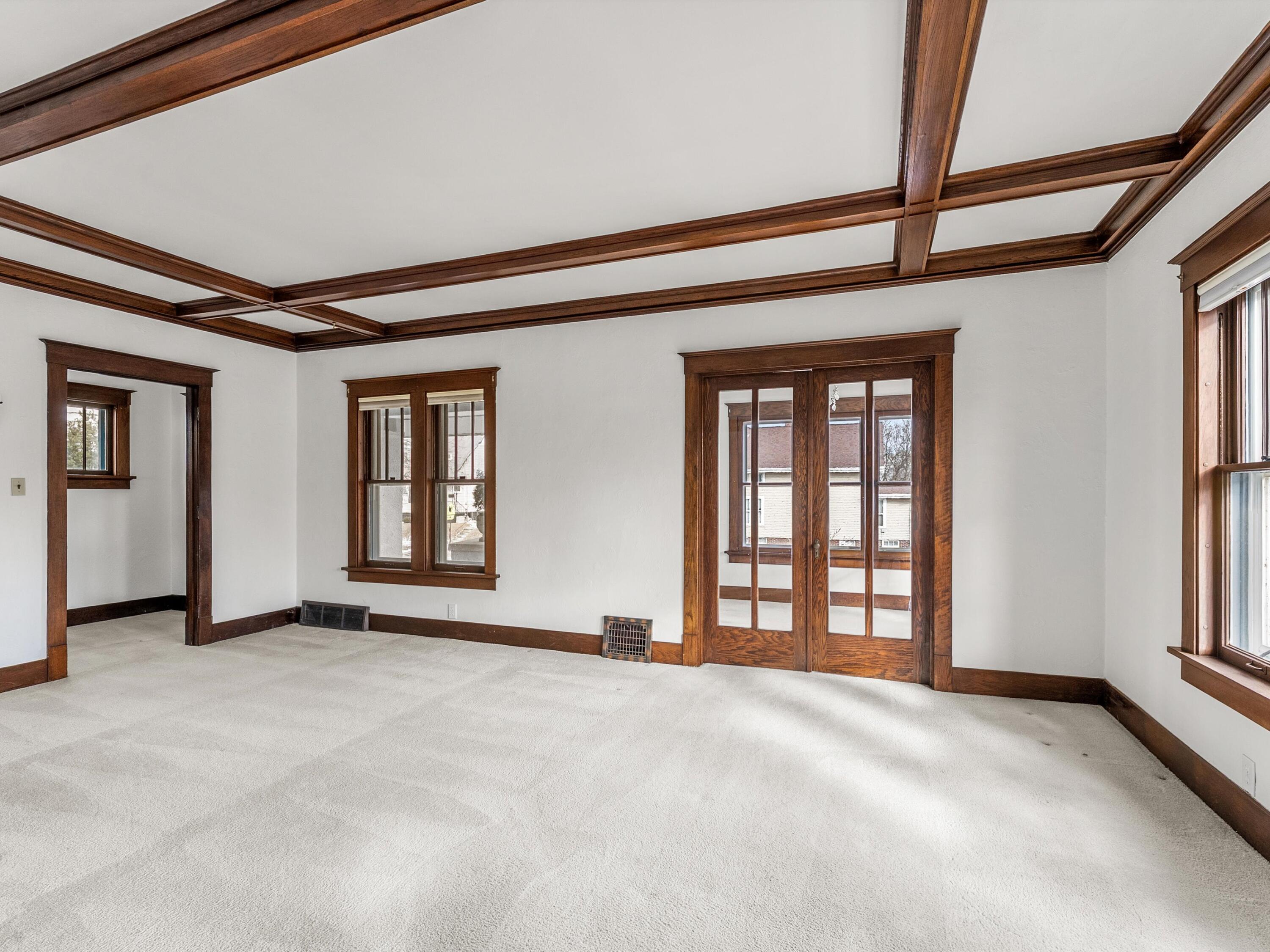 904 North 9th Street Manitowoc, WI 54220 - Photo 6 of 40 Living Room