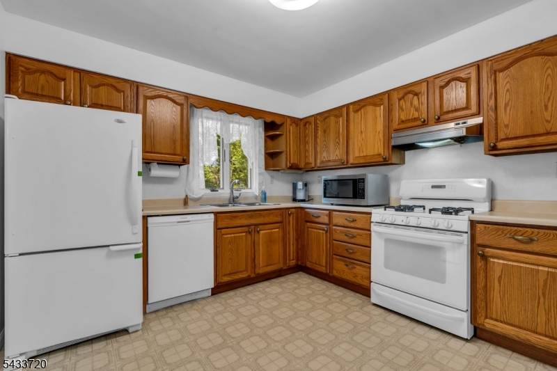 79 Dean Road Mendham, NJ 07945 - Photo 11 of 32