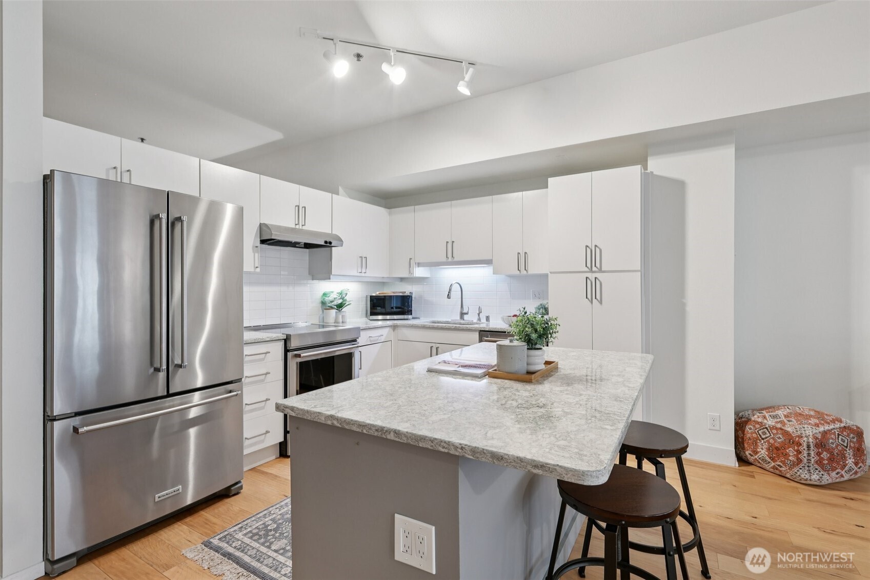 526 1st Avenue South, Unit 405 Seattle, WA 98104 - Photo 2 of 39