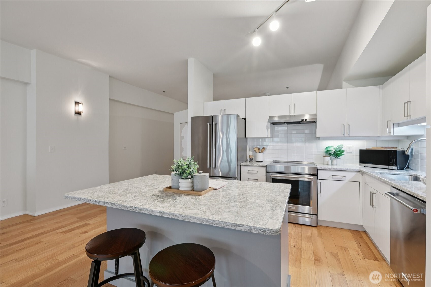 526 1st Avenue South, Unit 405 Seattle, WA 98104 - Photo 5 of 39