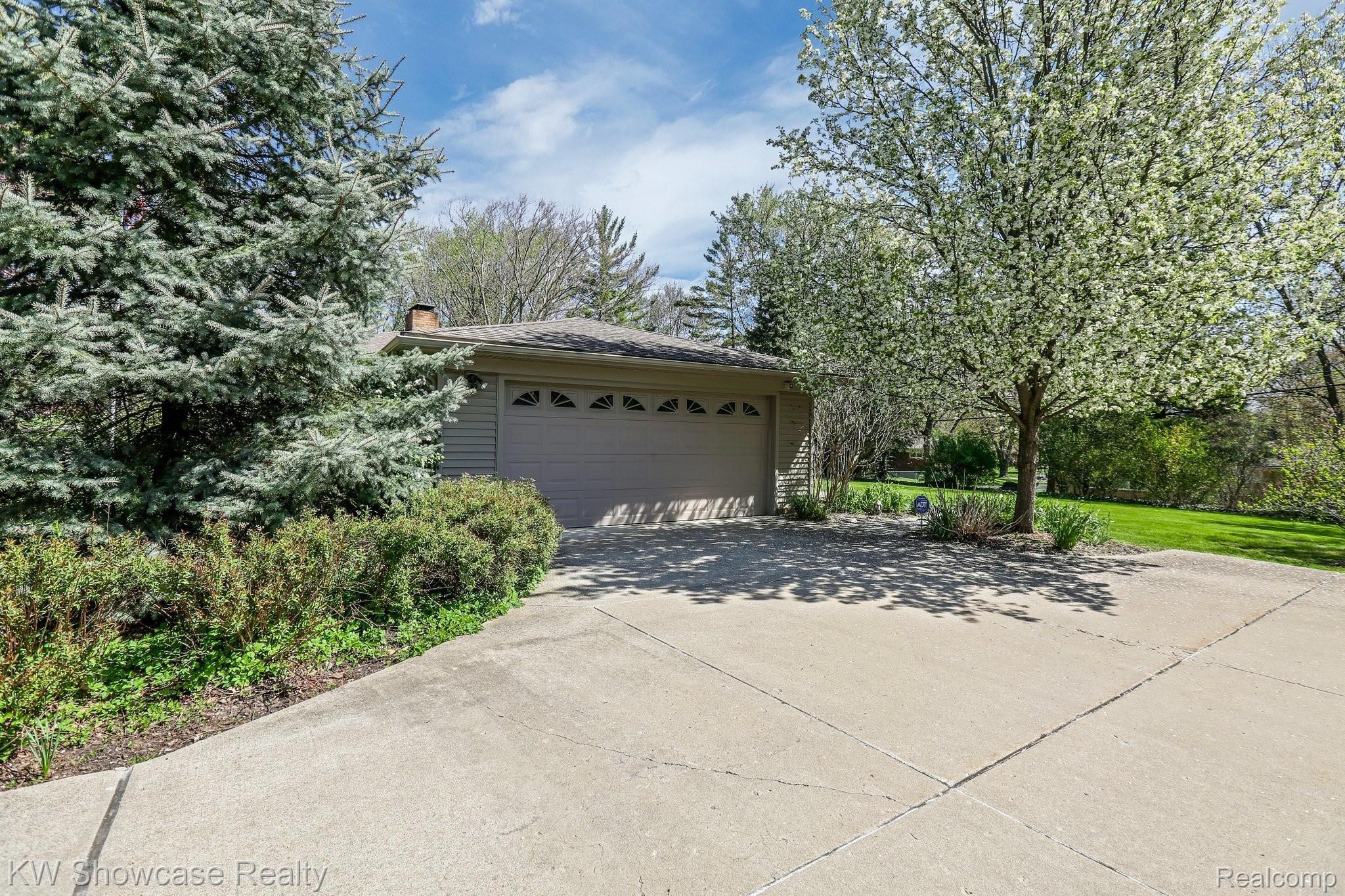 28110 Quail Hollow Road Farmington, MI 48331 - Photo 5 of 31 Side entry garage