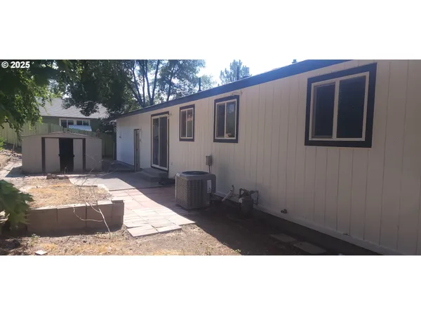 a view of a house with backyard