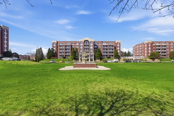 $265,000 | 7051 West Touhy Avenue, Unit 610, Niles, IL 60714