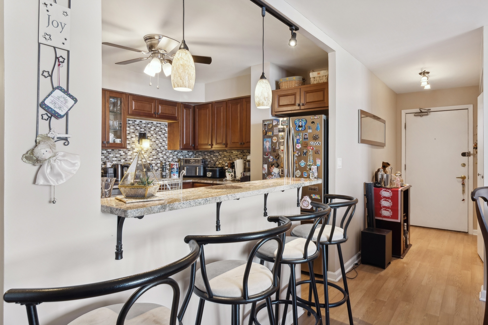 6325 North Sheridan Road, Unit 904 Chicago, IL 60660 - Photo 3 of 15 a dining room with furniture and window