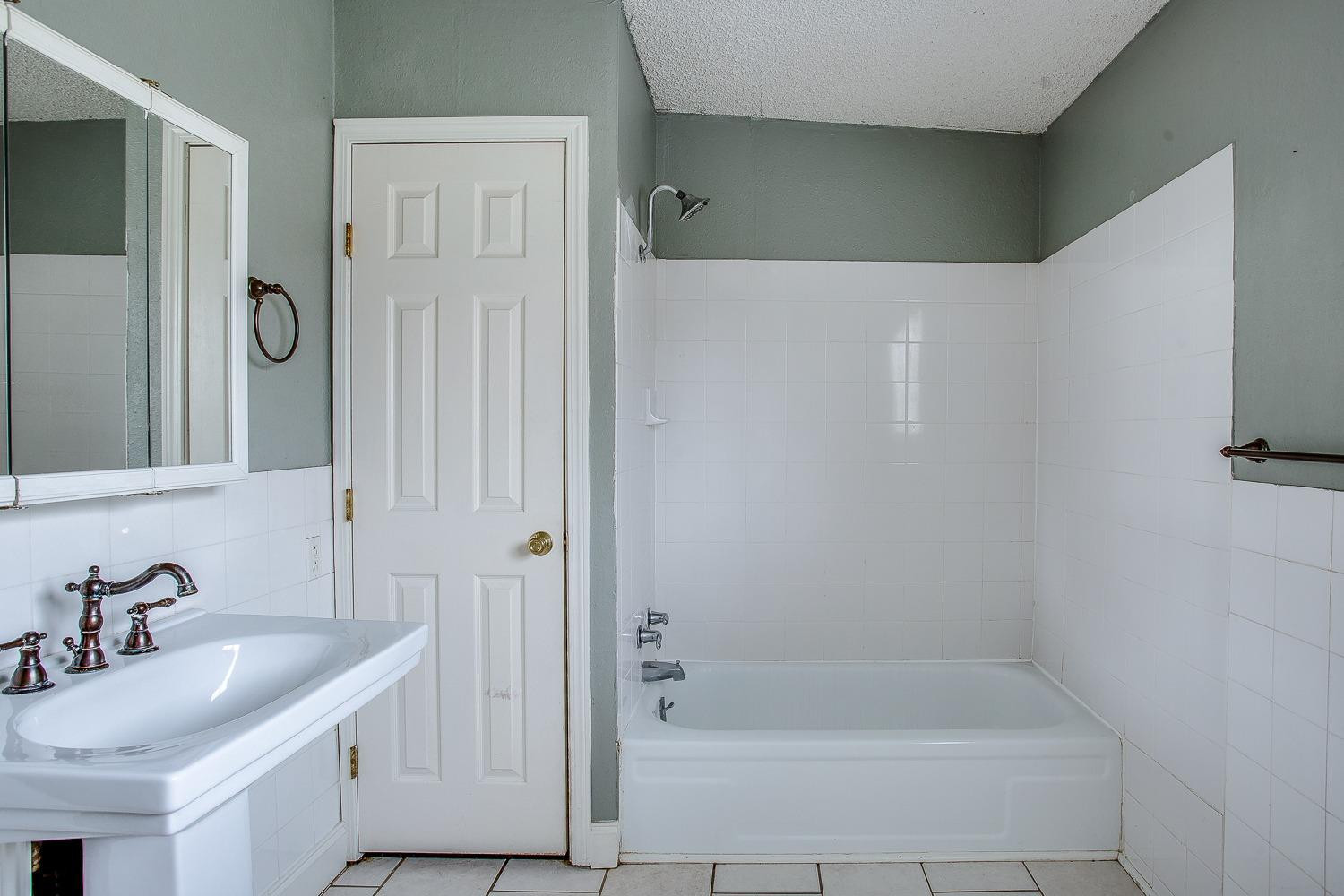 2818 40th Street Lubbock, TX 79413 - Photo 9 of 16 Main Bathroom