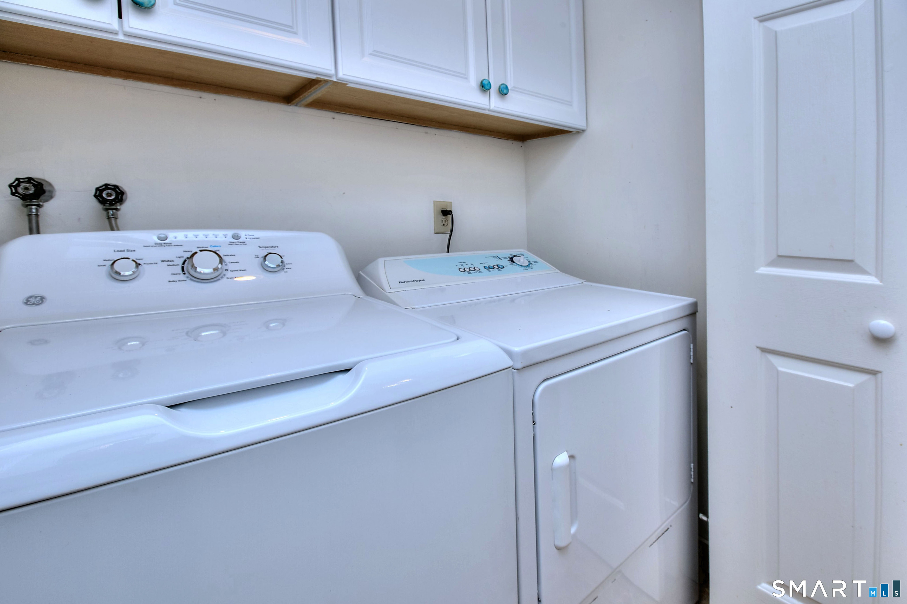 160 Glengarry Road, Unit 160 Fairfield, CT 06825 - Photo 11 of 31 a utility room with dryer and washer