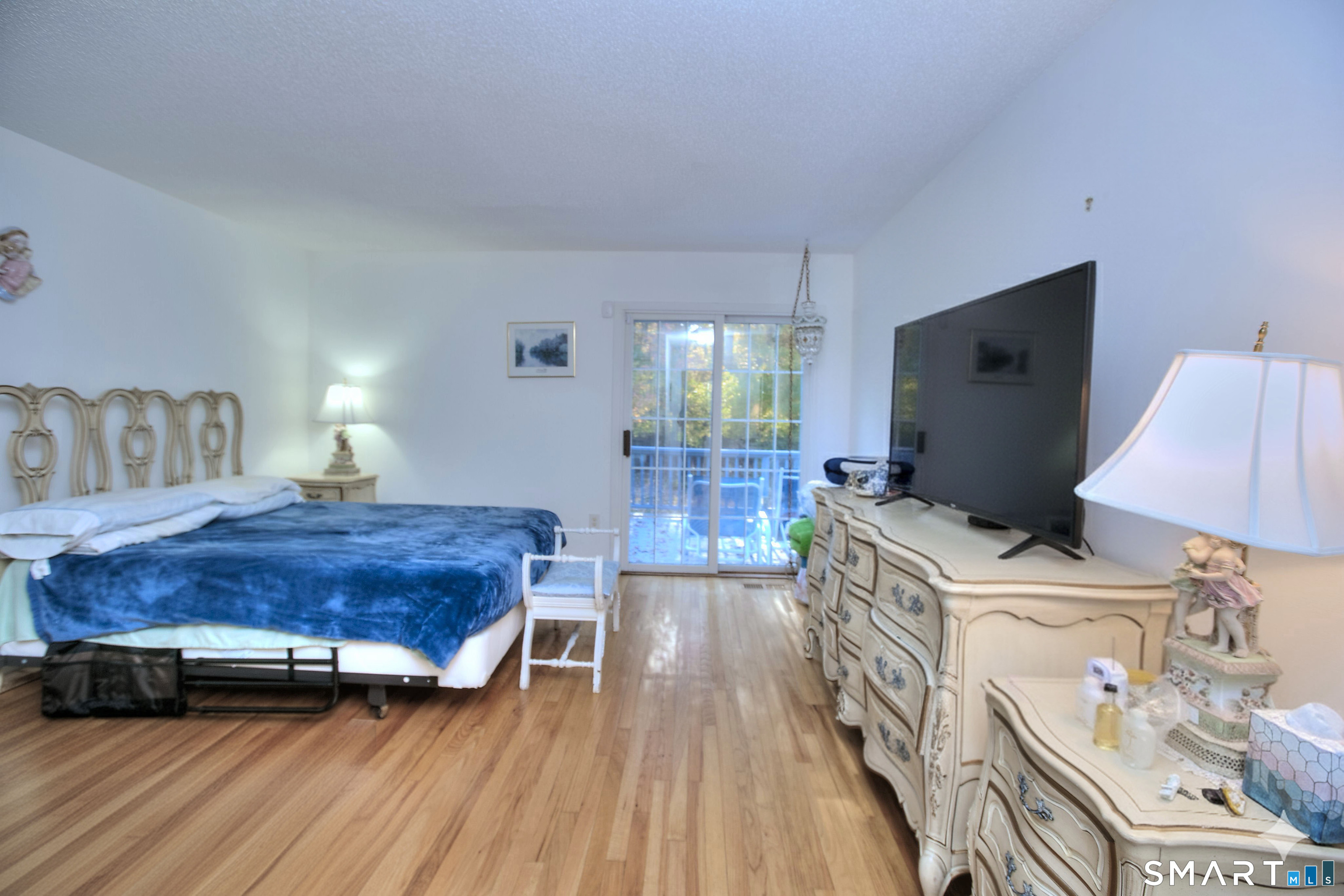 160 Glengarry Road, Unit 160 Fairfield, CT 06825 - Photo 16 of 31 a living room with furniture and a flat screen tv