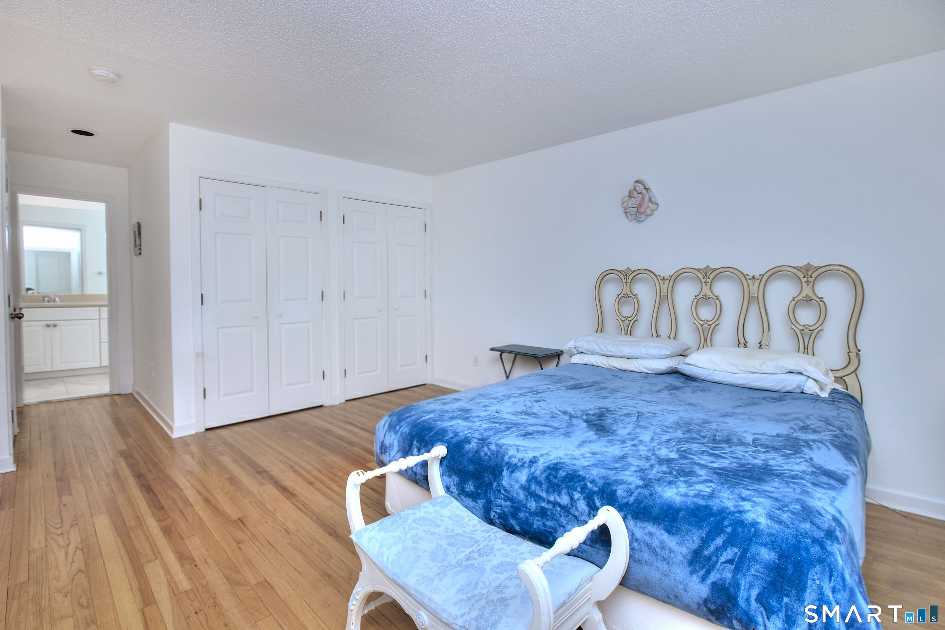 160 Glengarry Road, Unit 160 Fairfield, CT 06825 - Photo 17 of 31 a spacious bedroom with a bed and a couch